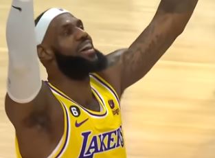 LeBron breaks Kareem's 39-year record, sits on top of all-time scoring list